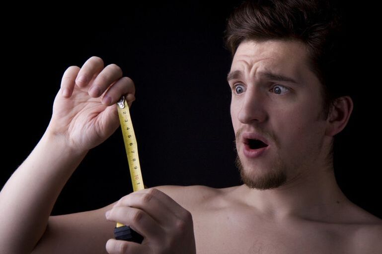 L'homme a mesuré la queue avant d'augmenter la pompe